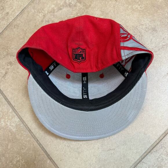 Tampa Bay Buccaneers Baseball Hat Fitted Mens Size 6 7/8 New Era Red Skull Gray - Picture 5 of 7